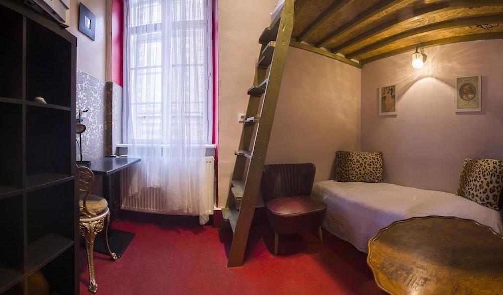 Santico Art Hotel And Hostel 2