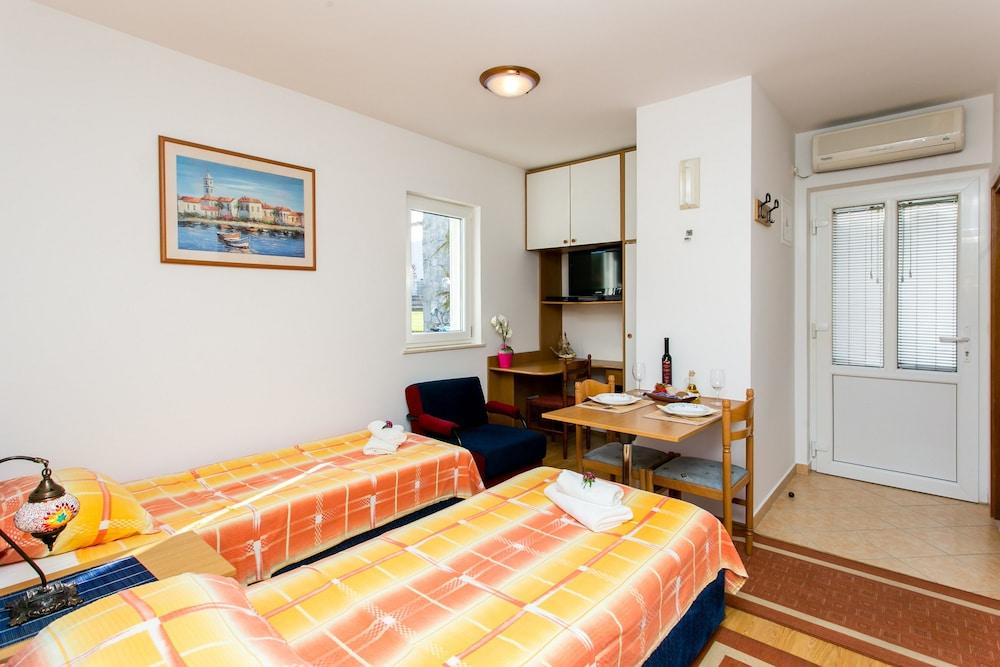 Apartments Miramare & Campara 1