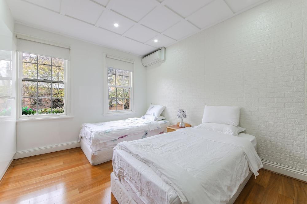 Waterview Terrace in Historic Rocks 2