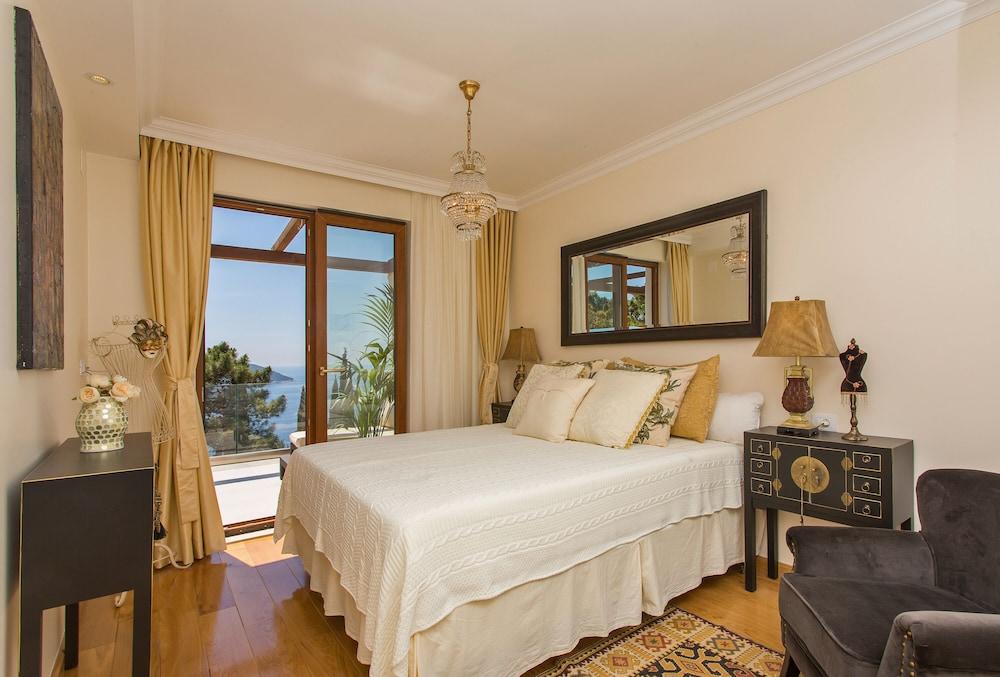 Luxury Villa Dolce Vita with Pool 2