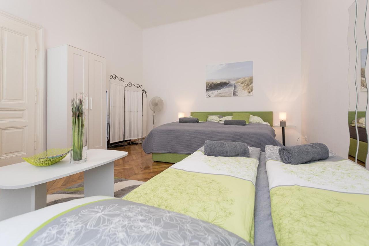 Belvedere Palace Green Heart Studio 2