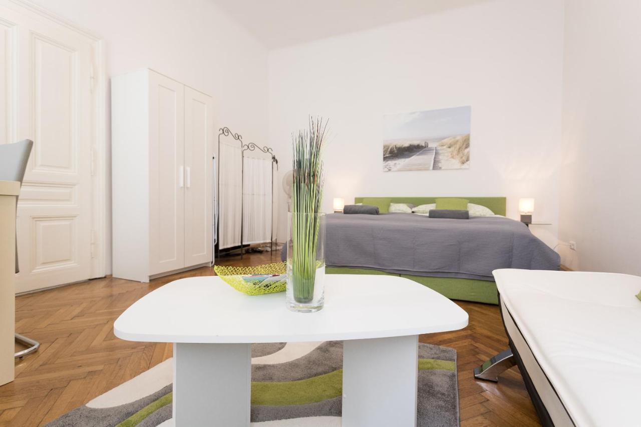 Belvedere Palace Green Heart Studio 1