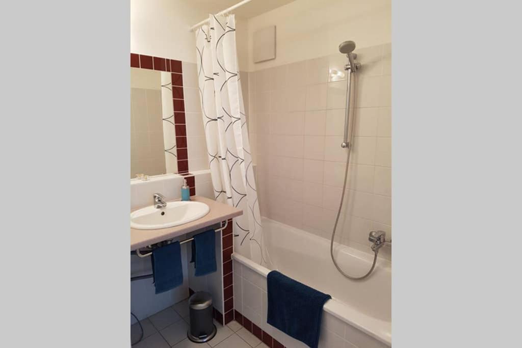 Bright Apartment in Hip & High Quality Neighborhood 2