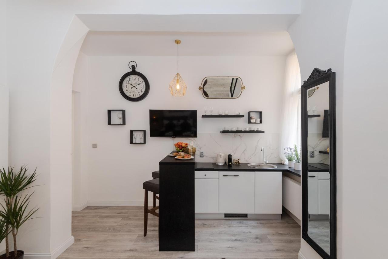 Wenceslas Square / Main Station - New Studio***** 2