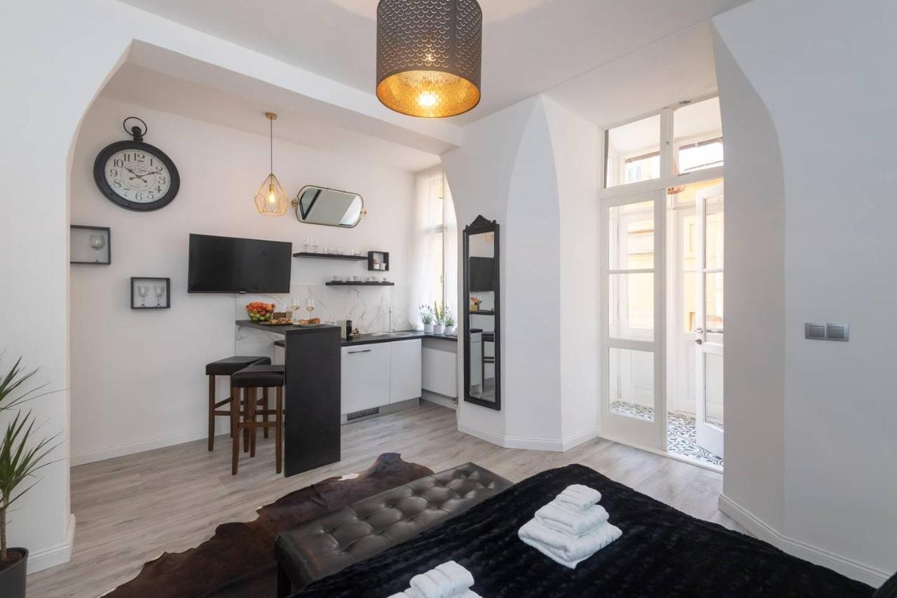 Wenceslas Square / Main Station - New Studio***** 1