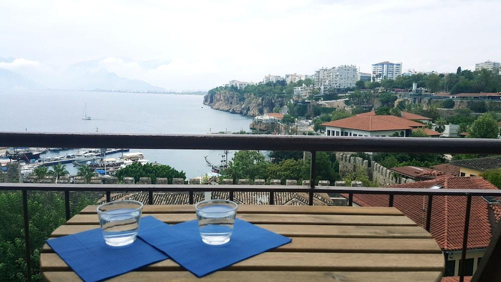 Aheste_Simple Sea View Flat in Lovely Old Town