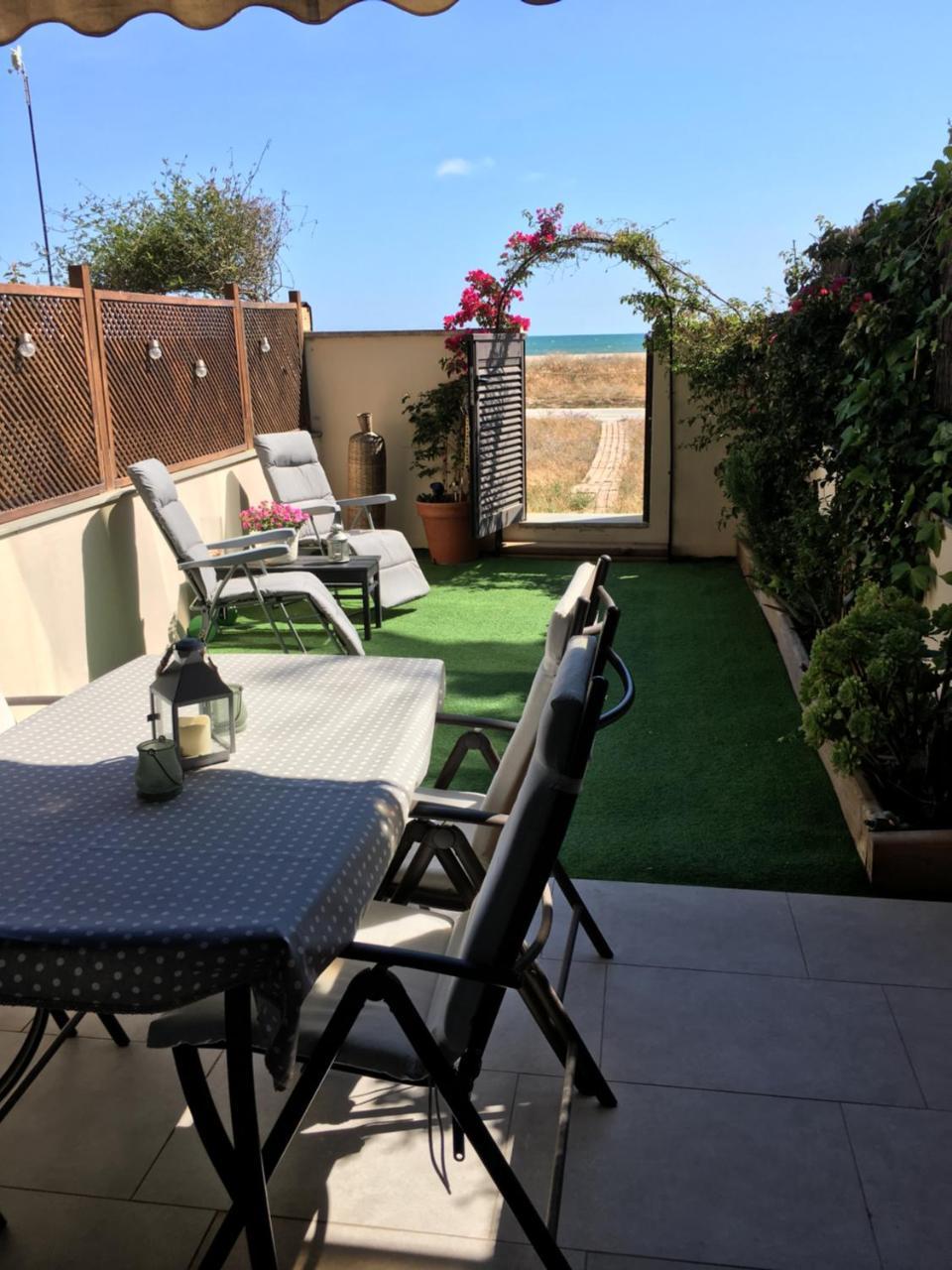 Beach Flat with Garden