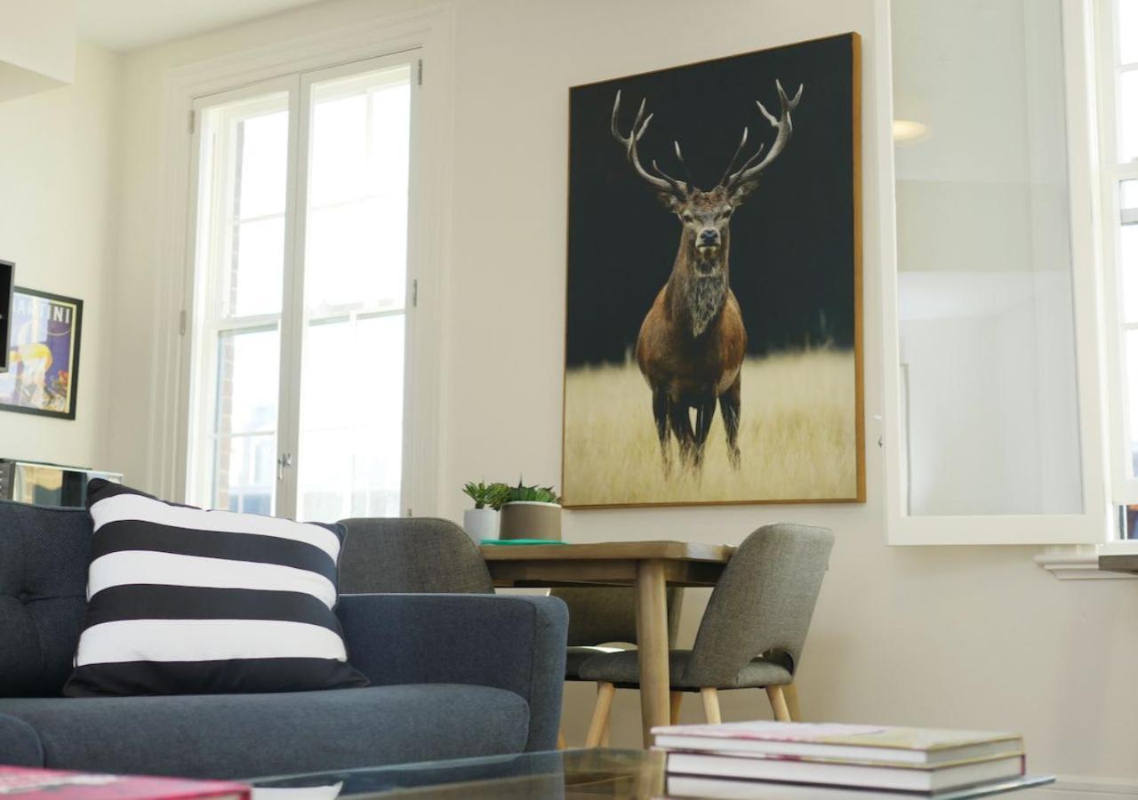 Inner-City Apartment Minutes Walk To Dining Hubs 1