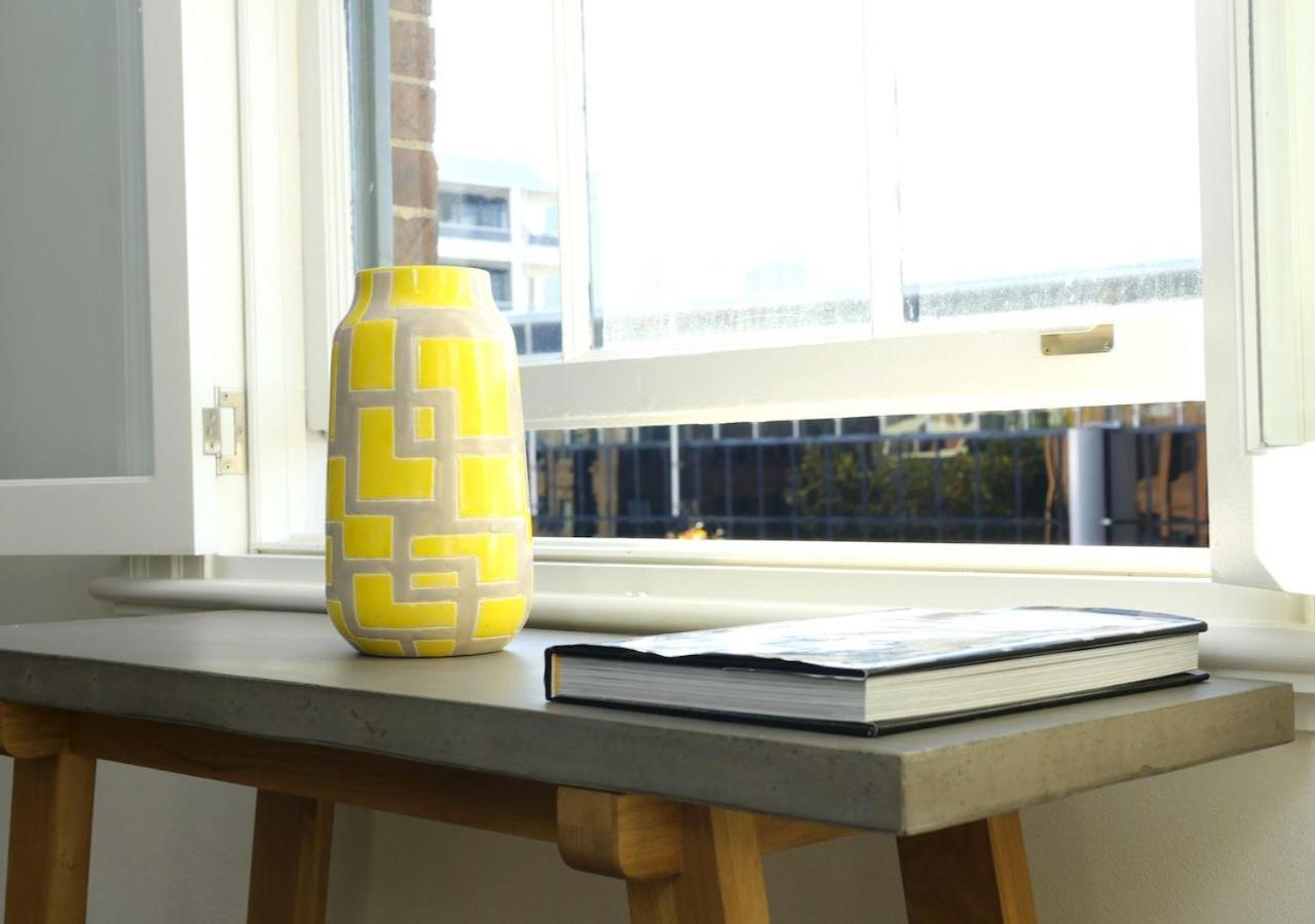 Inner-City Apartment Minutes Walk To Dining Hubs 2