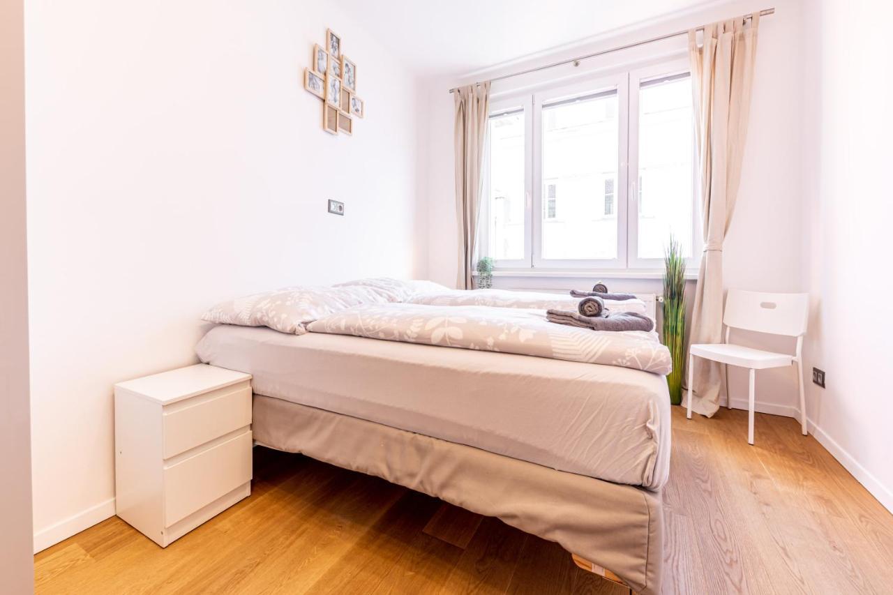 Bright + Central Near Belvedere by Jr City Apartments 2