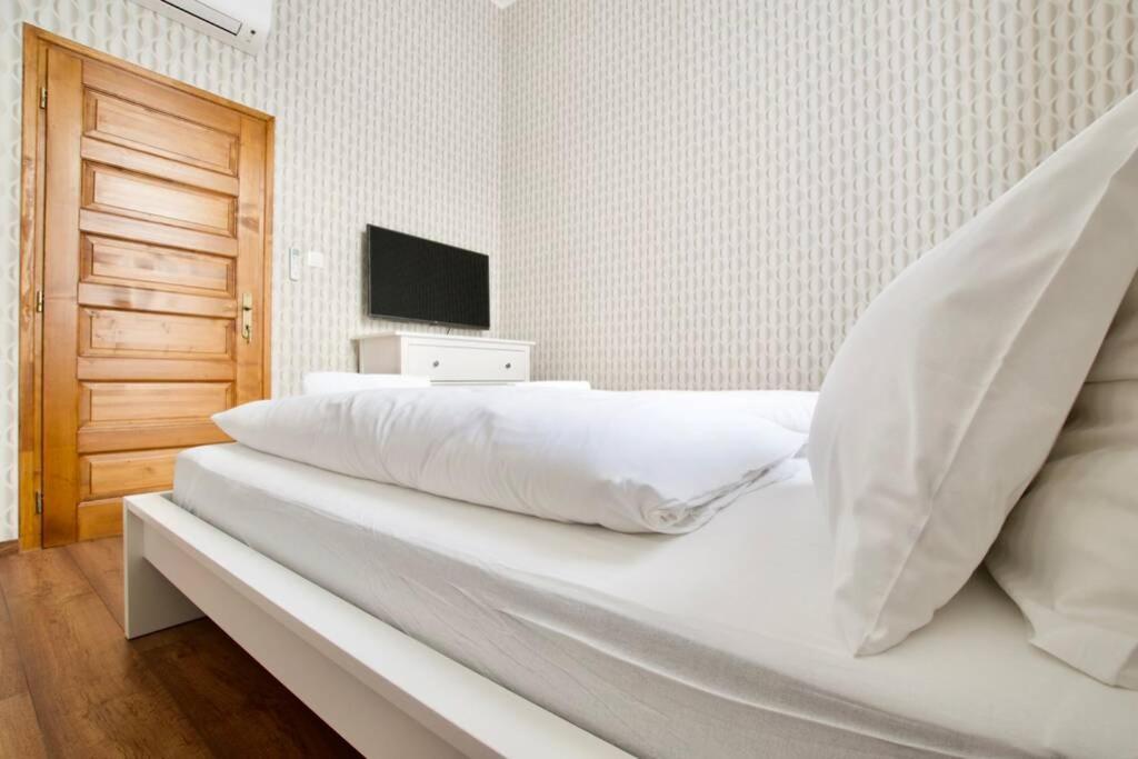 Premium Apartment by Hi5 - Central 3 Bedroom (221) 1