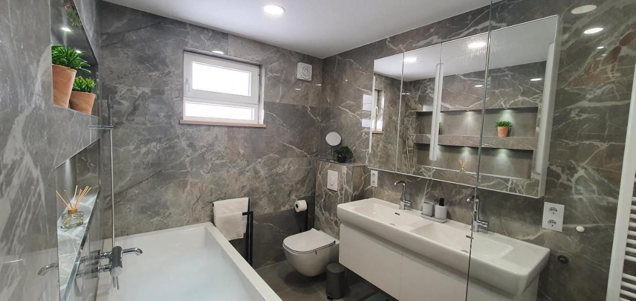 Aquamarine Deluxe Apartment 2