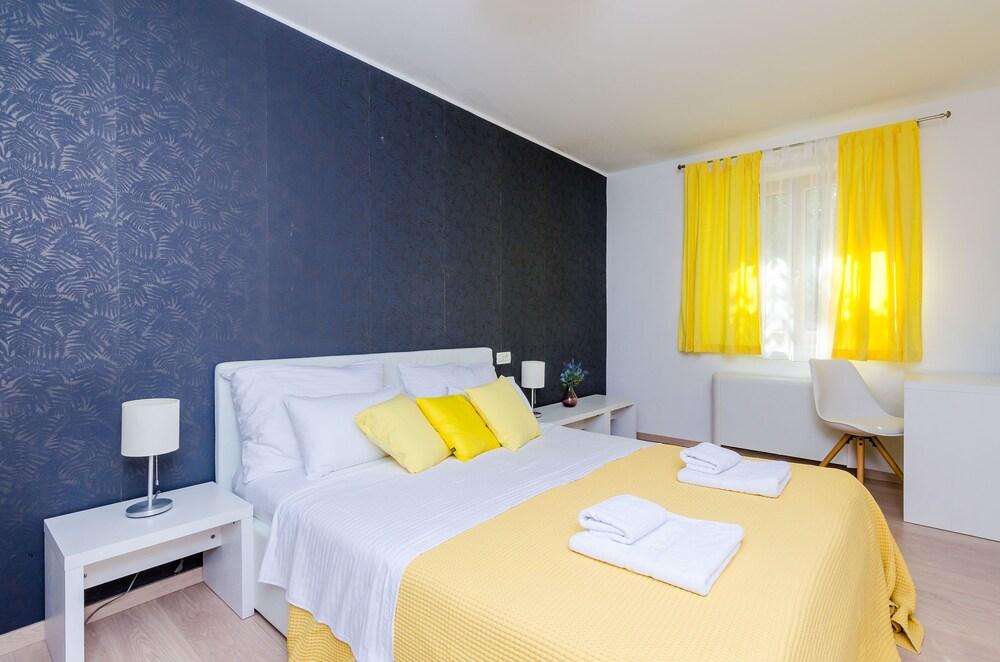 Villa Art Gallery - Six Bedroom Villa with Terrace And Swimming Pool 1