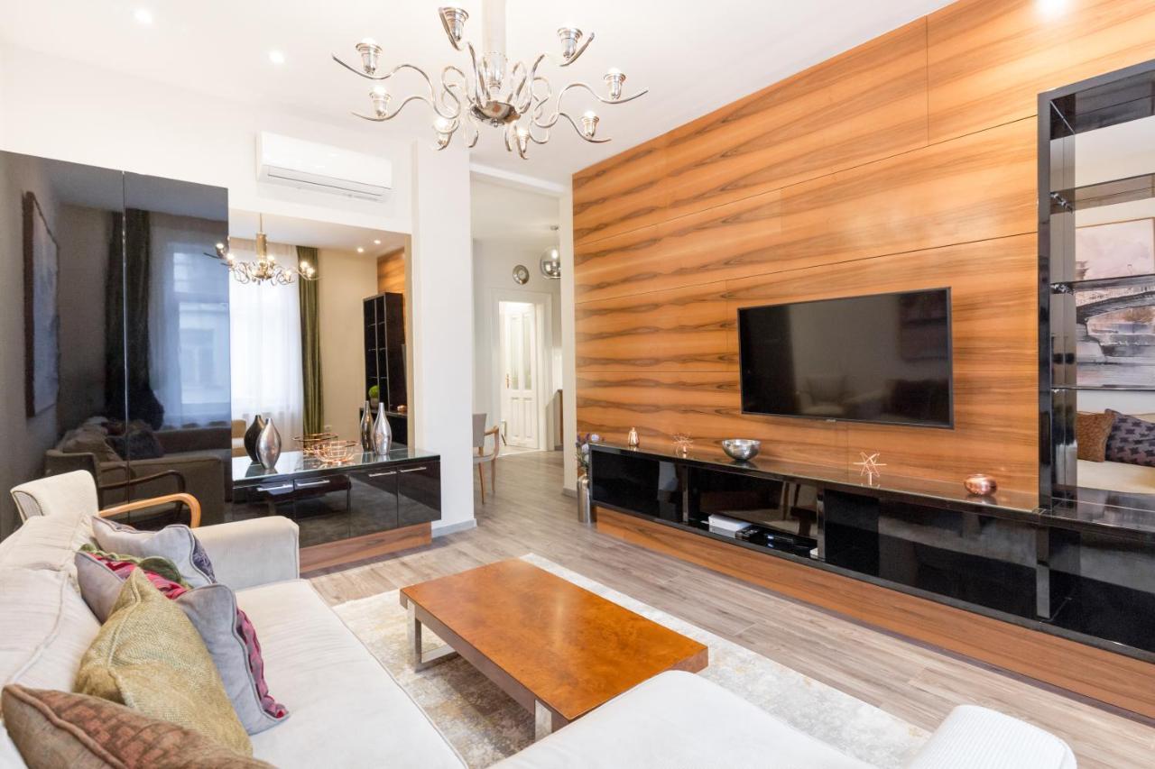 De Luxe Suite in the Absolute Center 1