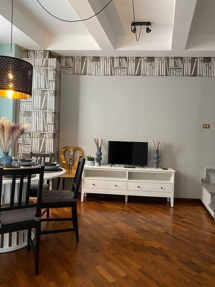 Design Villa with Parking, Navigli Area, Milan 1