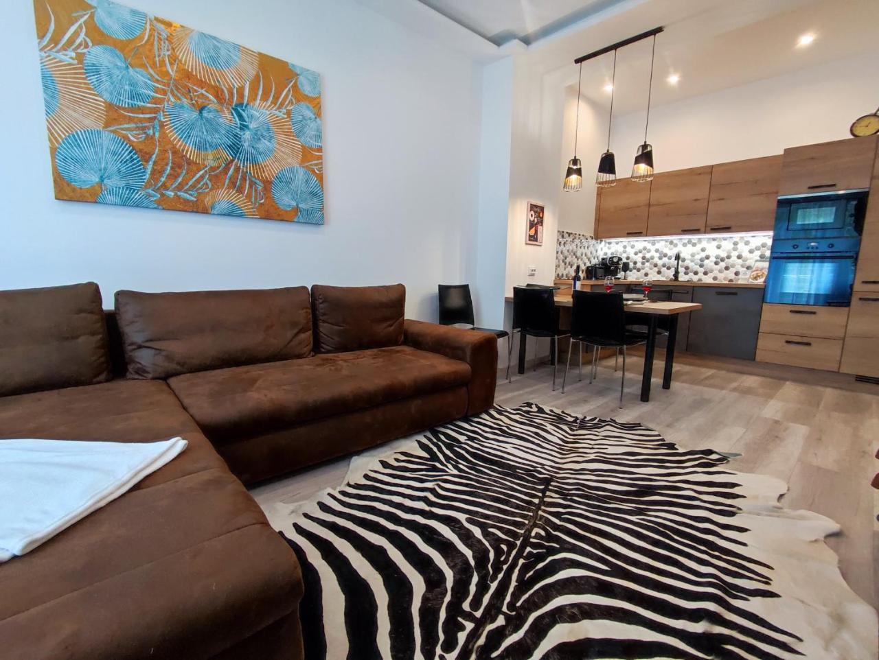 On the Castle Hill, Near Chain Bridge