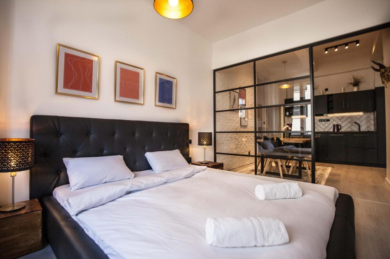 Sunny Central Apartment on Wenceslas Square by Easybnb