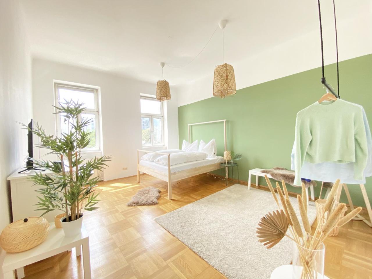 Sunny Apartment Near Belvedere Castle 2