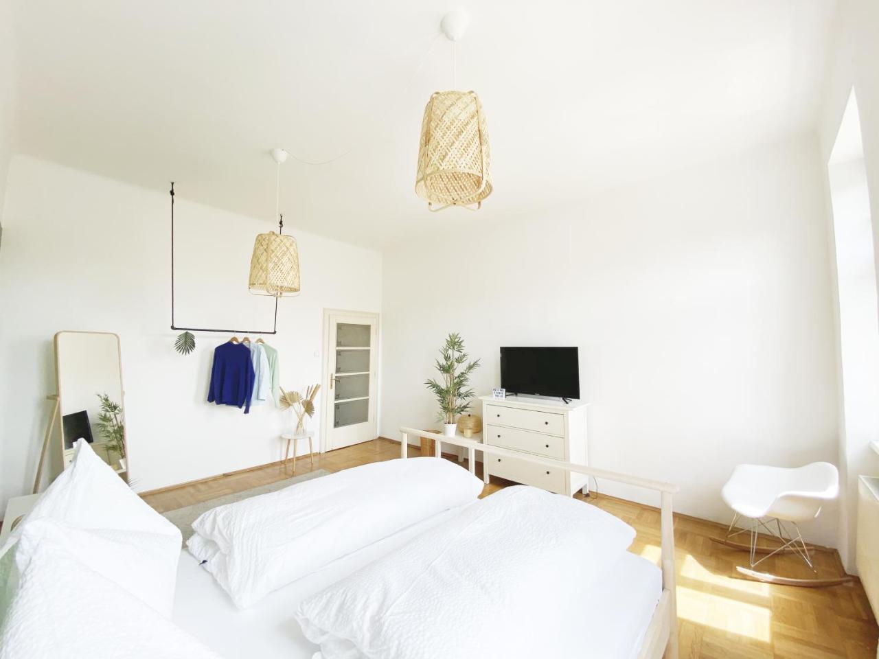 Sunny Apartment Near Belvedere Castle 1