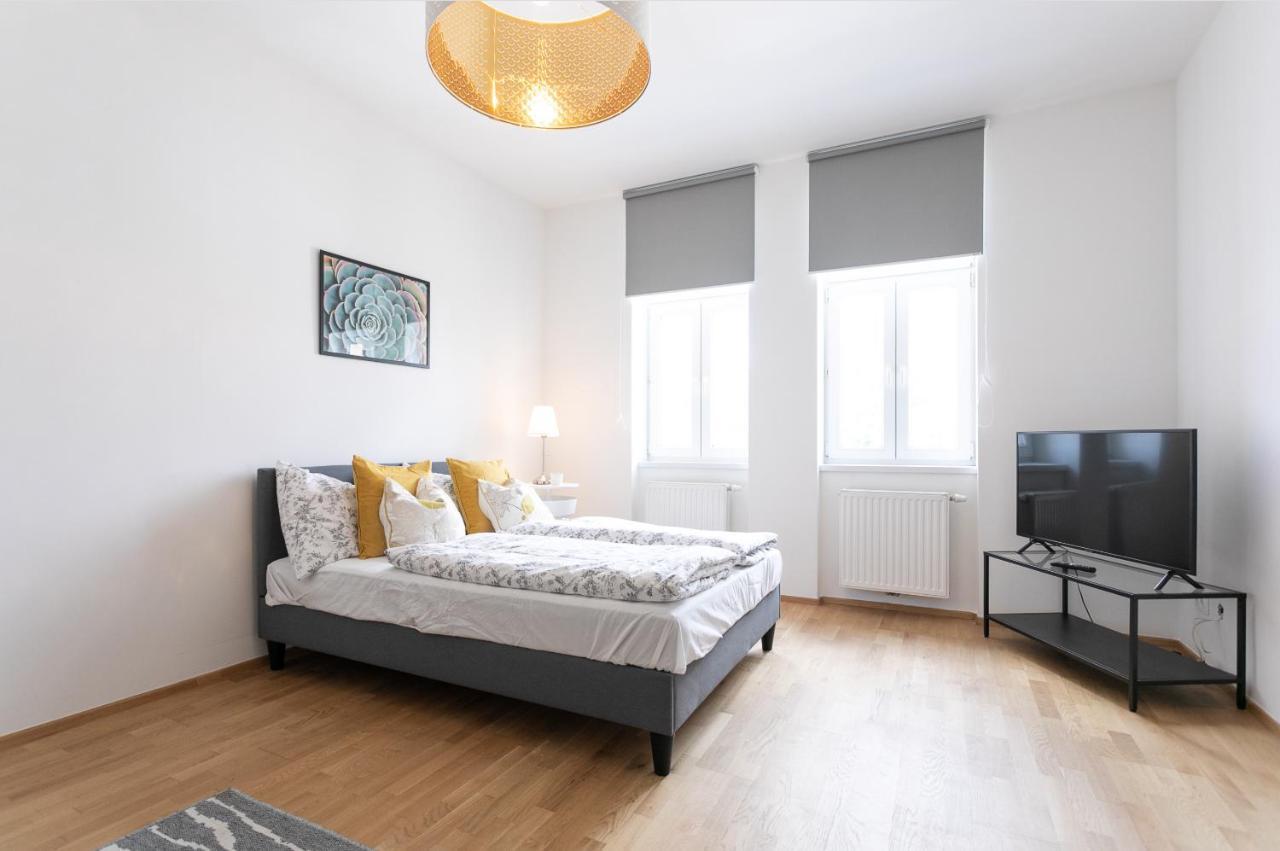 Between Schoenbrunn & the City Center (Apt.22) 1