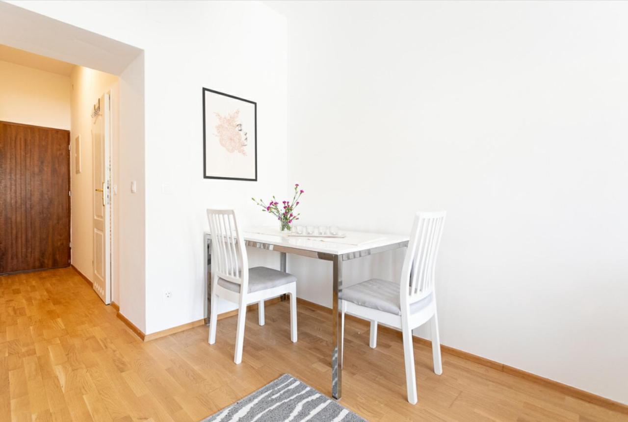 Between Schoenbrunn & the City Center (Apt.22) 2