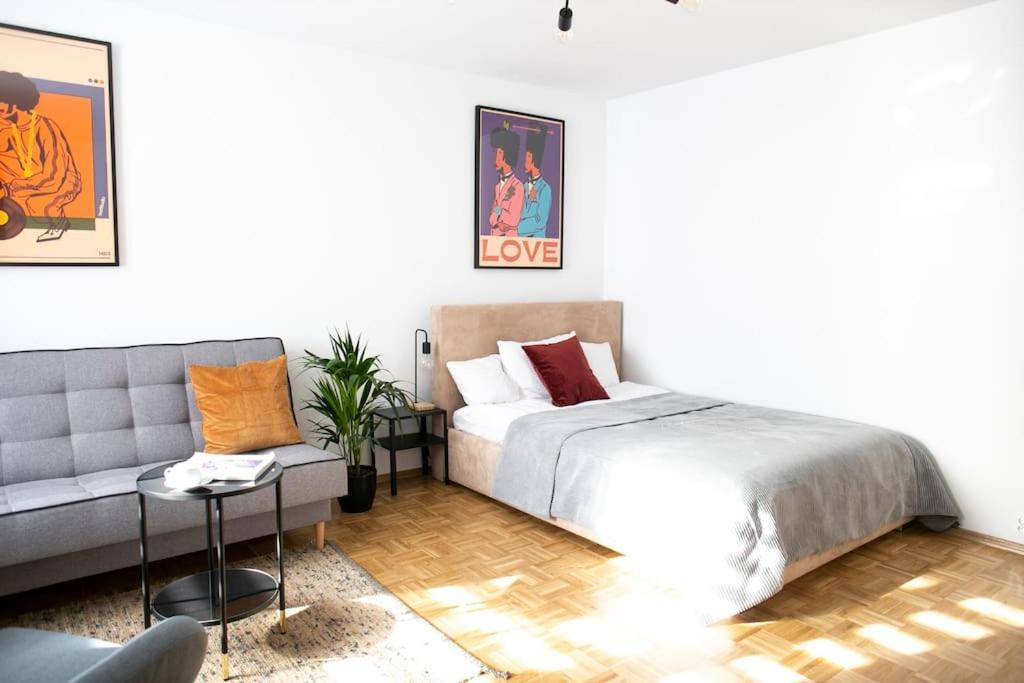 Oomph Warsaw Center Well Designed Apartment with Balcony 1