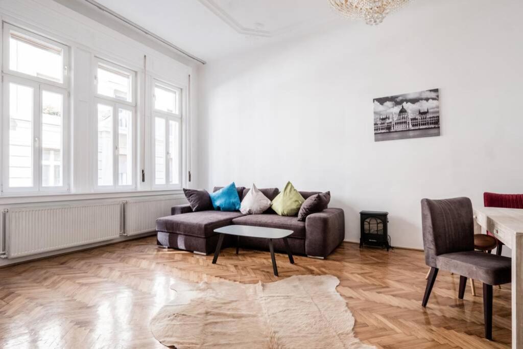 Oktober 6/8 Apartment 2