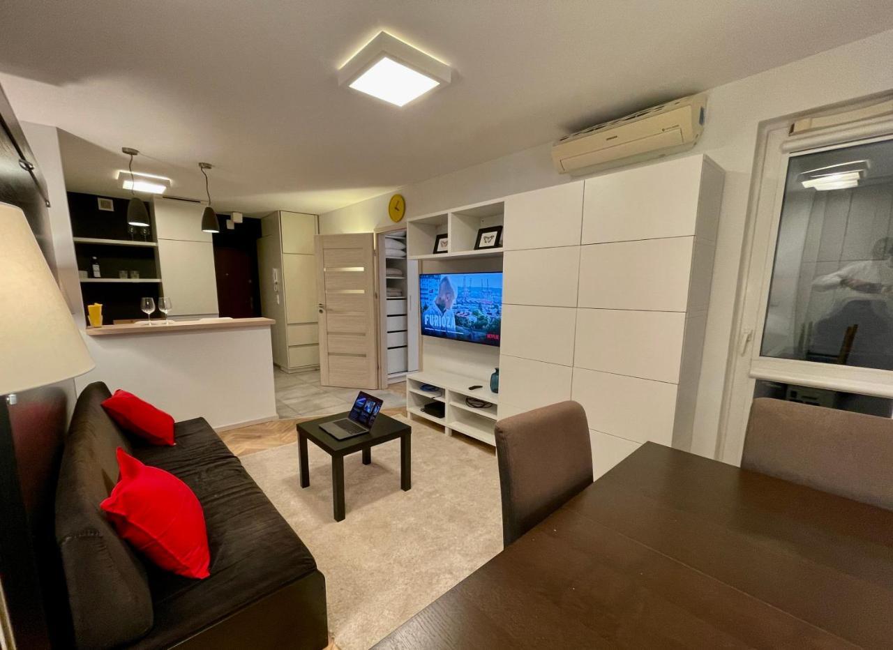 Aircondition Orange 4 Metro 65'tv Fast Wifi Netflix Hbo Appletv 1