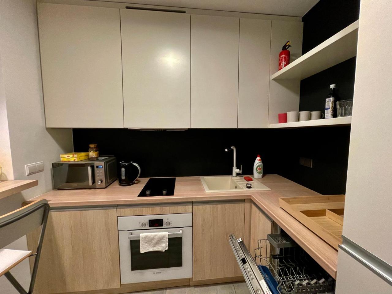 Aircondition Orange 4 Metro 65'tv Fast Wifi Netflix Hbo Appletv 2