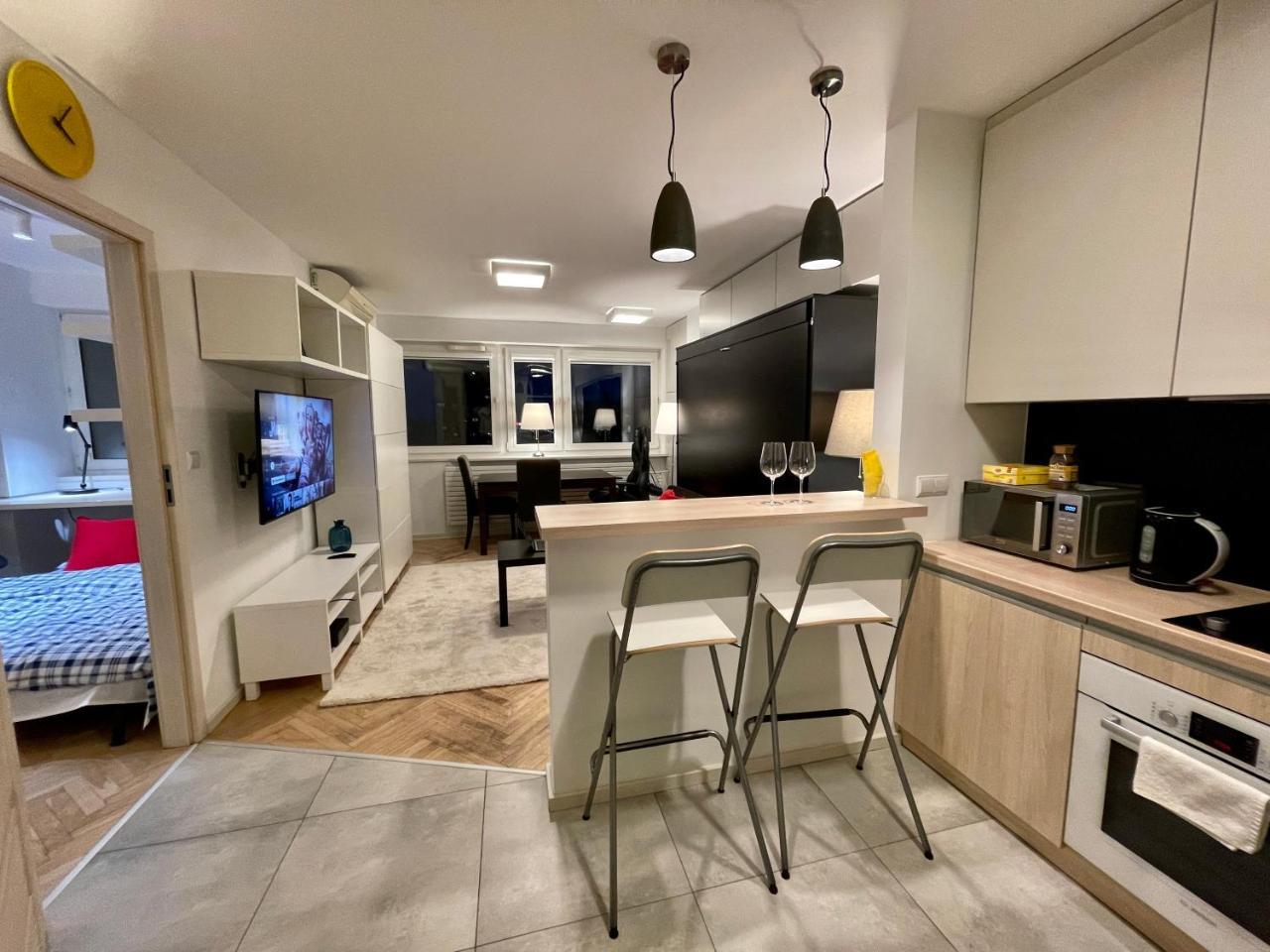 Aircondition Orange 4 Metro 65'tv Fast Wifi Netflix Hbo Appletv