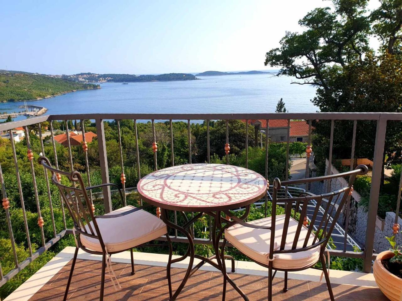 Ardura Shimmering on the Sea