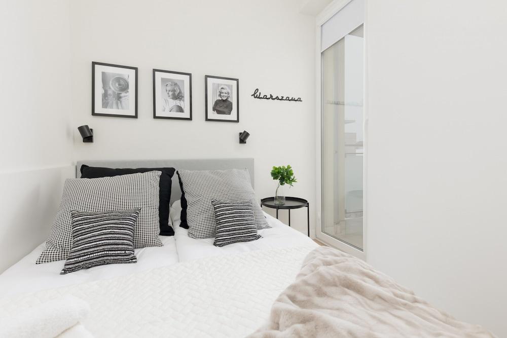 Apartment Warsaw Krucza by Renters 1