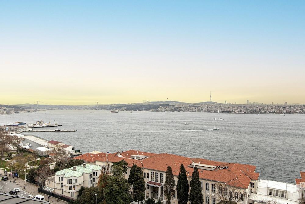 Flat with Panoramic Bosphorus View in Cihangir 1