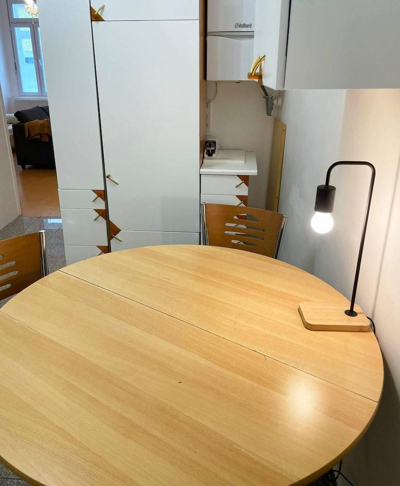 Welcoming Condo of Peace in Prime Location of Wien 1