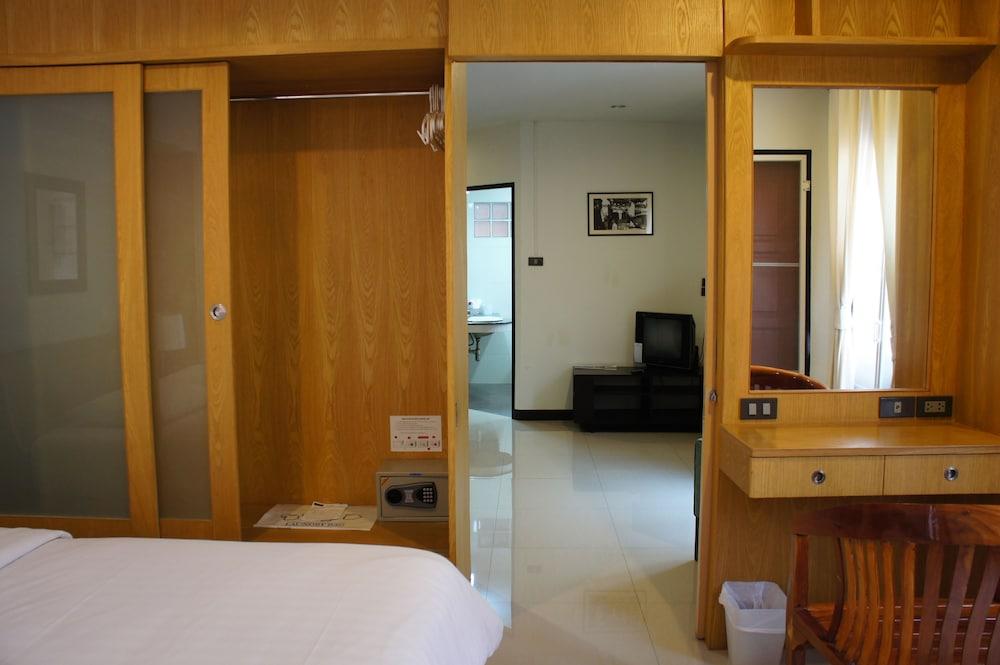 Ratchadamnoen Residence 2