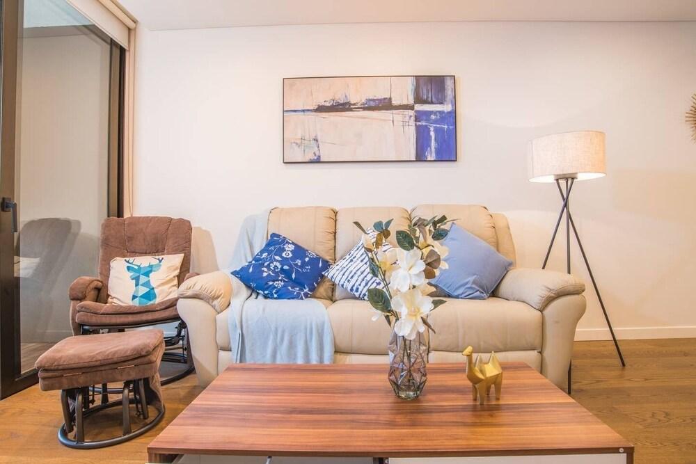 Modern 2bed2bath Apt at Neutral Bayparking+Wifi