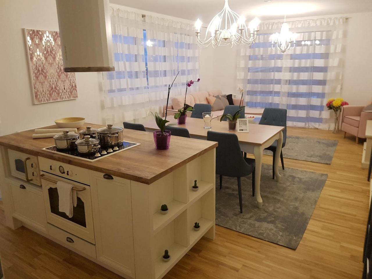 White Vintage Park View Apartment 2