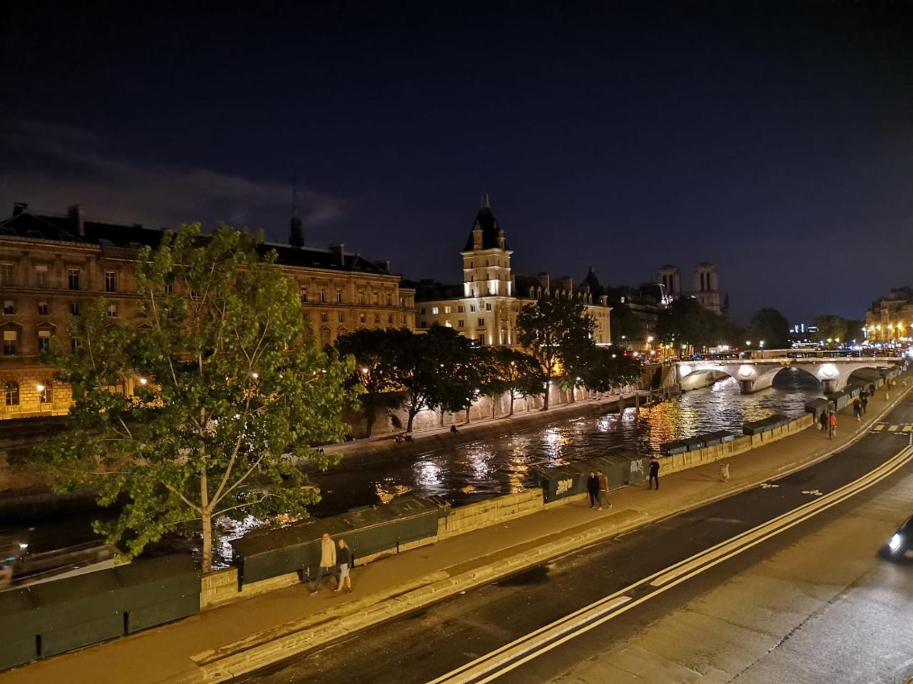 Le Notre Dame - Luxury Apartment with Seine View 1