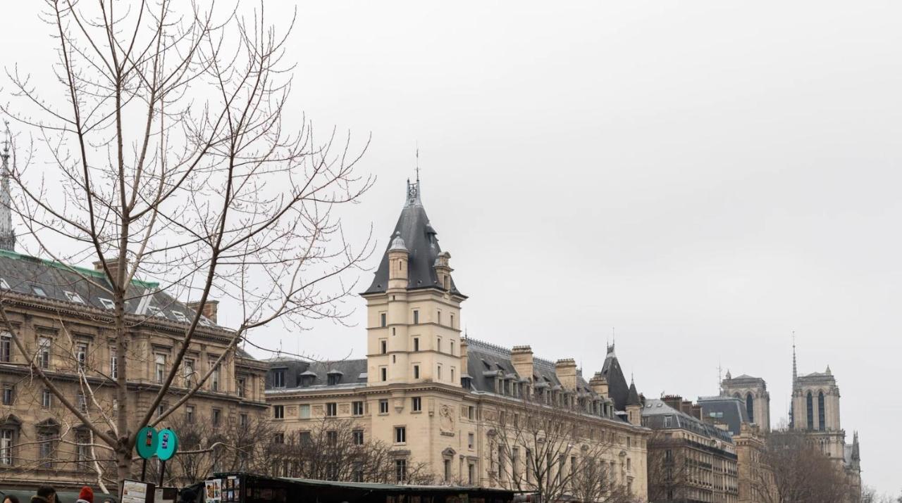 3-Bedroom Apartment Quai Des Grands Augustins 1