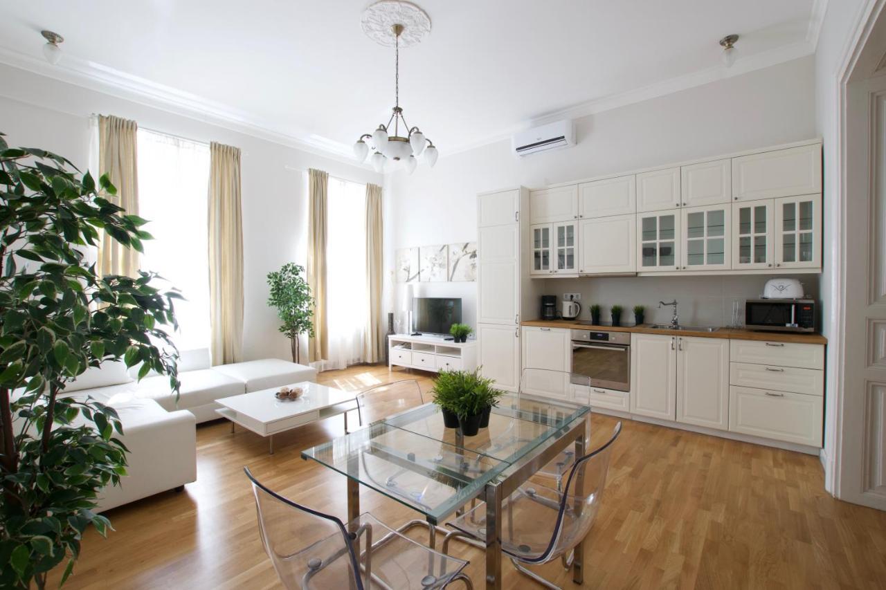 Flatiron Budapest Building - by Hi5