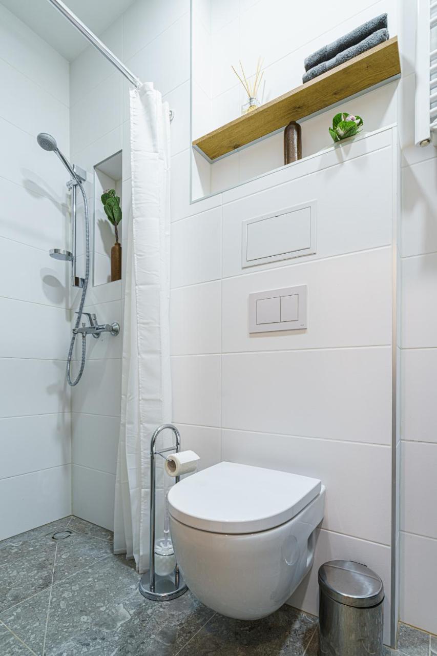 Modern Rustic in Center-Prime Rentals (Adults Only) 2