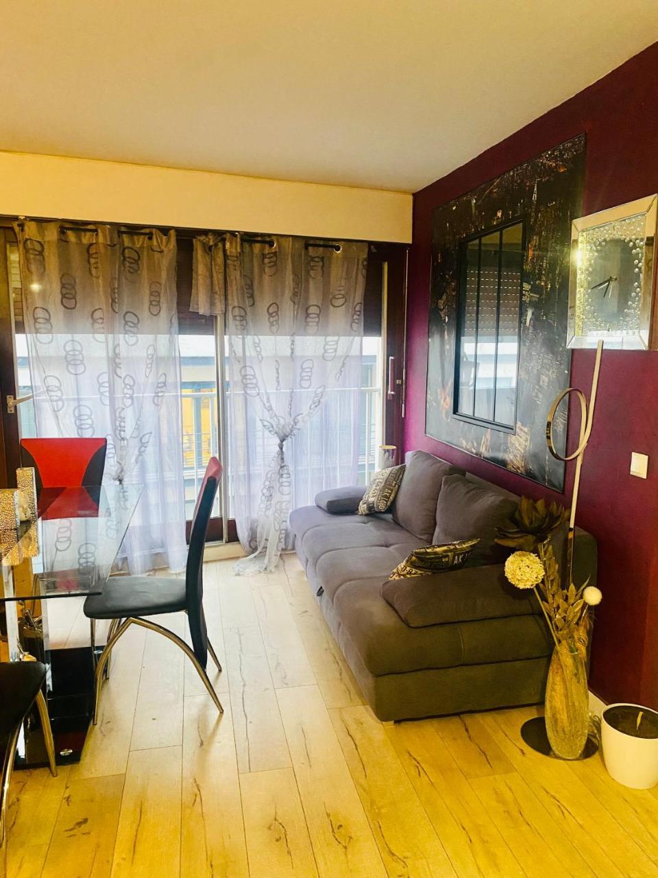 Au Pied de la Tour Eiffel Trocadero 2