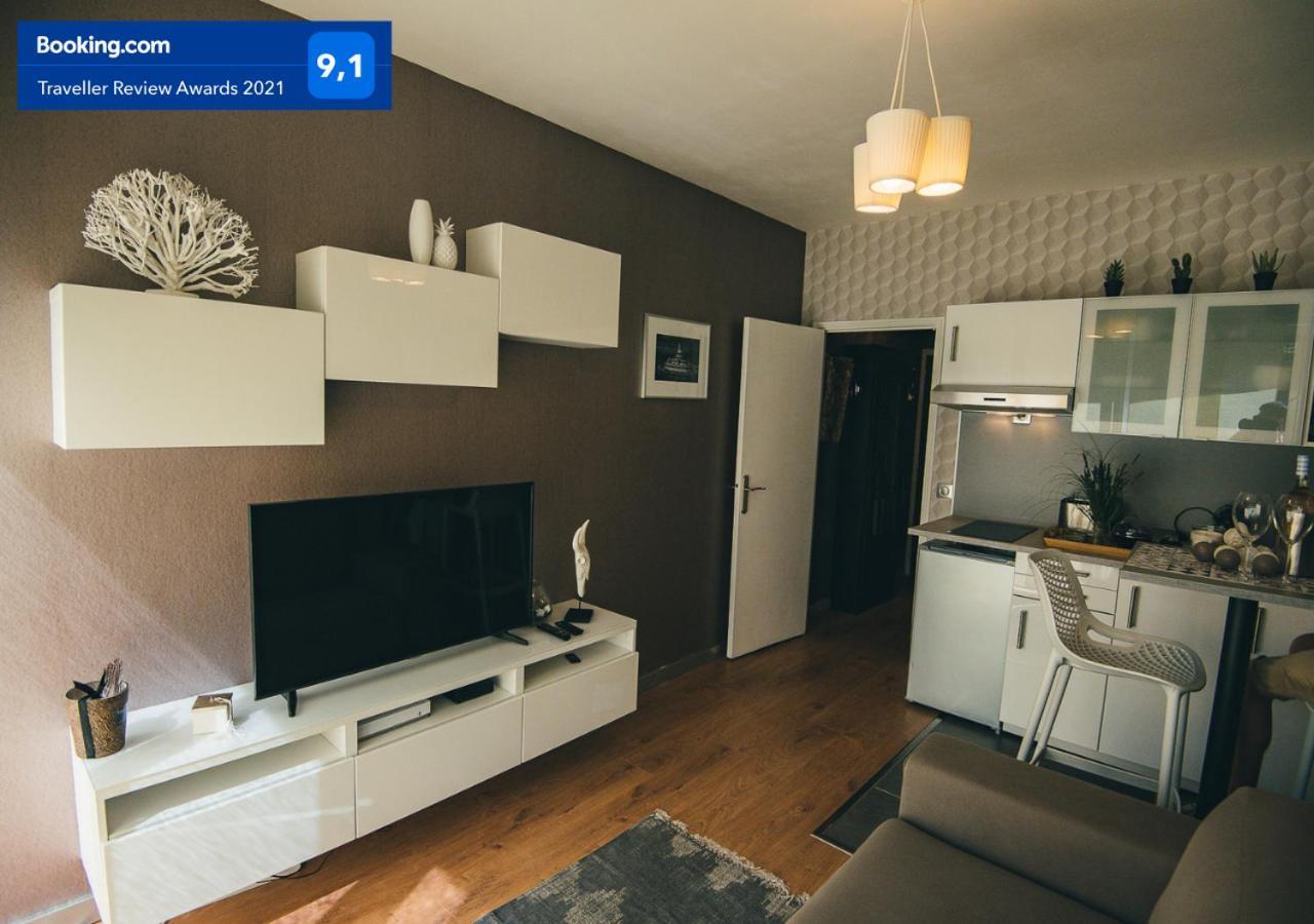 Le Petit Roi - Standingplace (Adults Only) 1