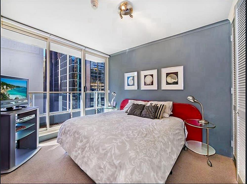 Sydney CBD 2 Bedroom Apartment with Balcony 1