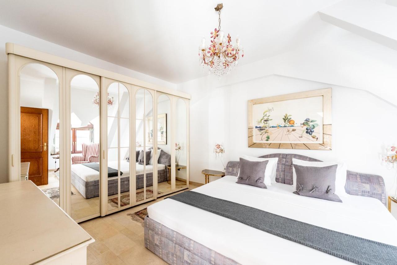 Discover the Old Town From a Royal Residence 1