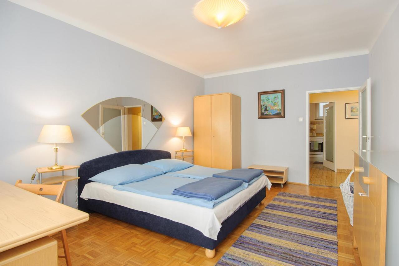 Central Living Apartment Opera 1