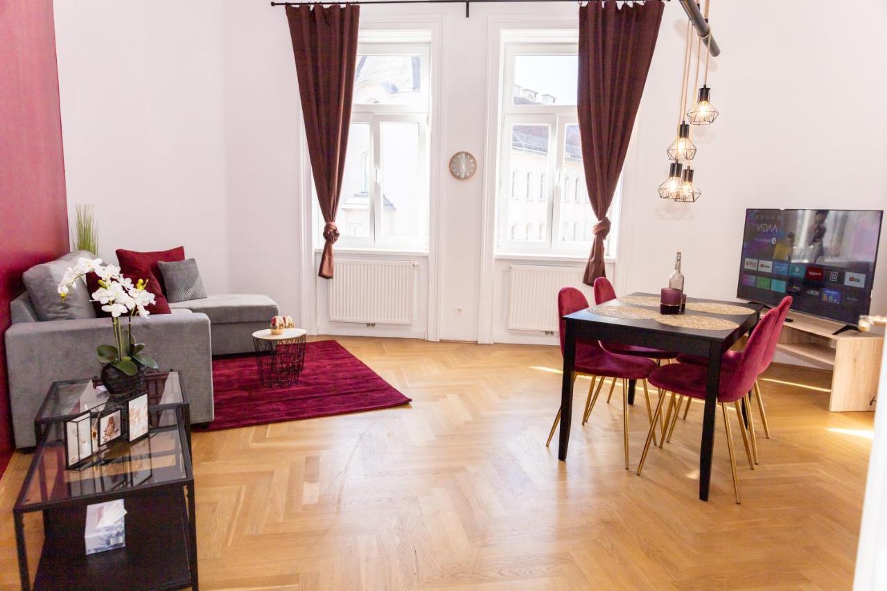 Schonbrunn Serenity Luxurious Ruby Apartment with Palace Views 2