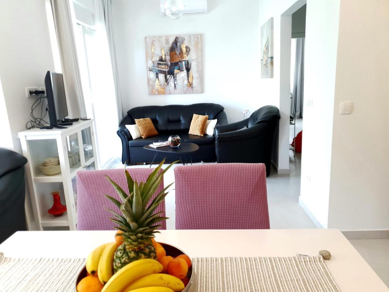 Orchid Seaview Apartment with Garage Parking 2