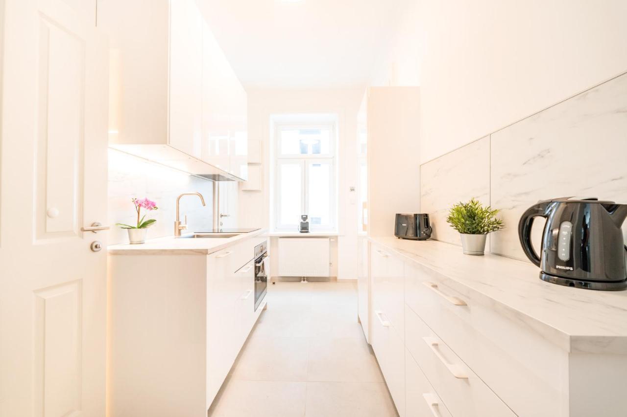 Herzlich Willkommen - Kuss Die Hand 2 2