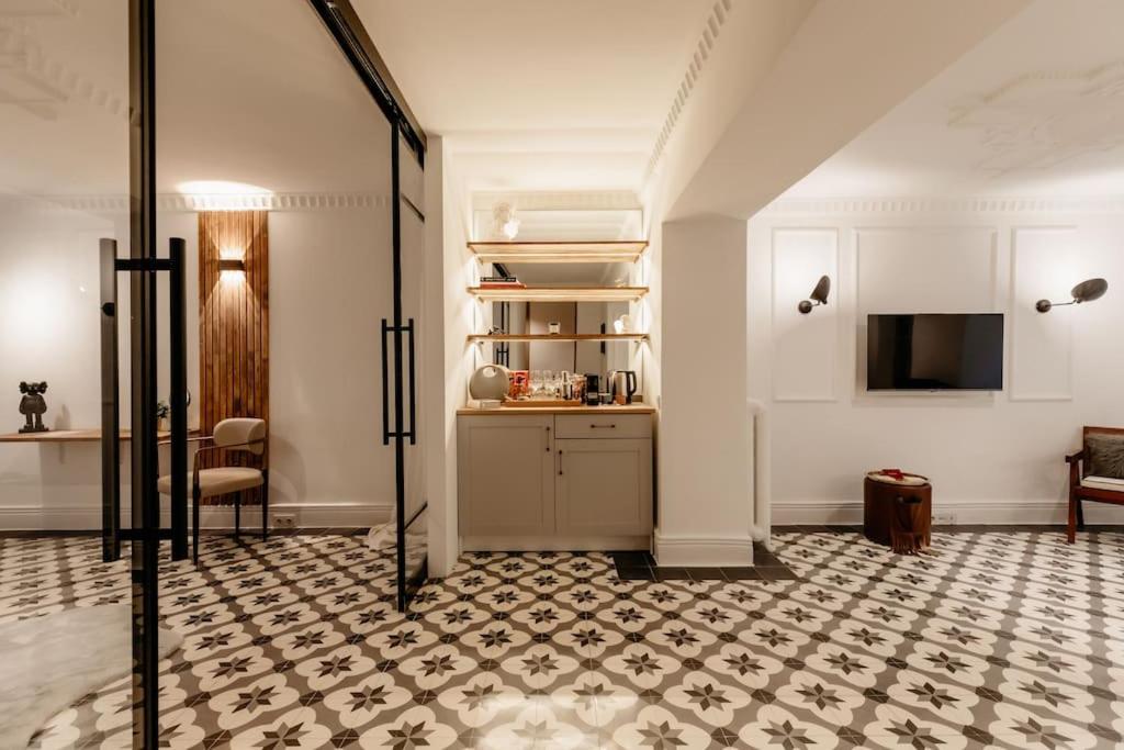 The Little Red Door *Cihangir* 1